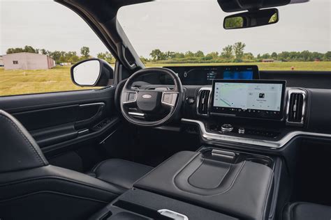 View Interior Photos of the 2025 Ford Expedition