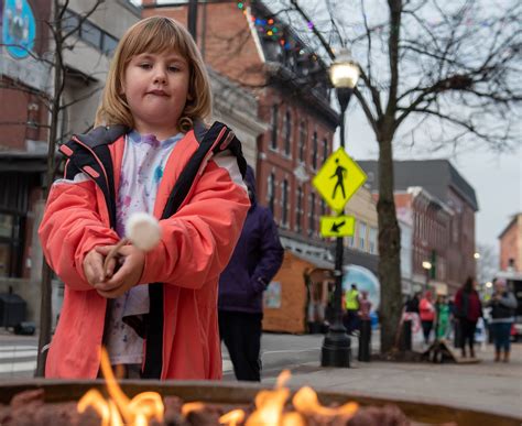 GALLERY SJ Holiday at the Plaza 120323 - Lewiston Sun Journal