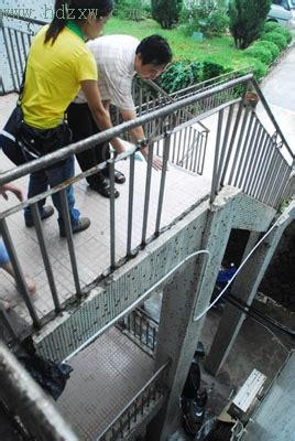 一学校栏杆突然断裂，致正玩耍的两名男同学坠楼。