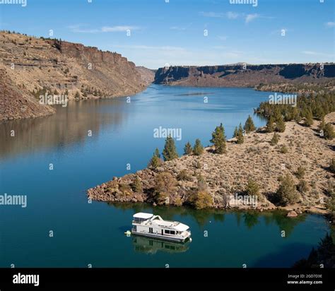 Houseboat on Lake Billy Chinook in Central Oregon Stock Photo - Alamy