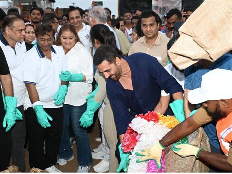 Akshay Kumar Cleans Up Juhu Beach; After Ganesh Visarjan