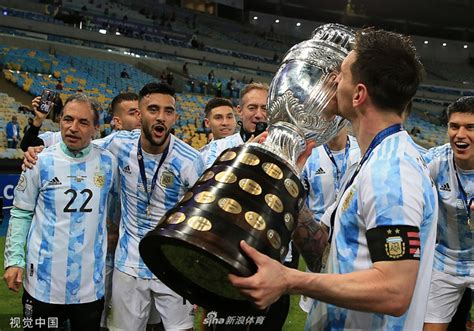 梅西捧起冠军奖杯 阿根廷队击败巴西队夺得美洲杯冠军_手机新浪网