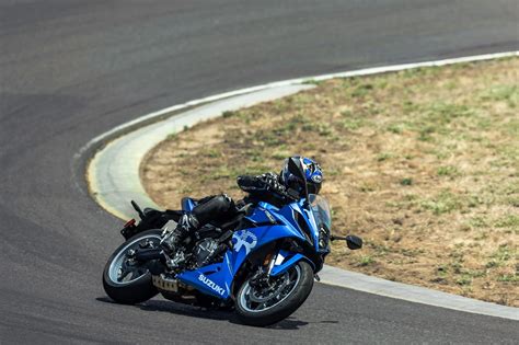 Motorrad Vergleich CFMOTO 450SR 2024 vs. Suzuki GSX-8R 2024