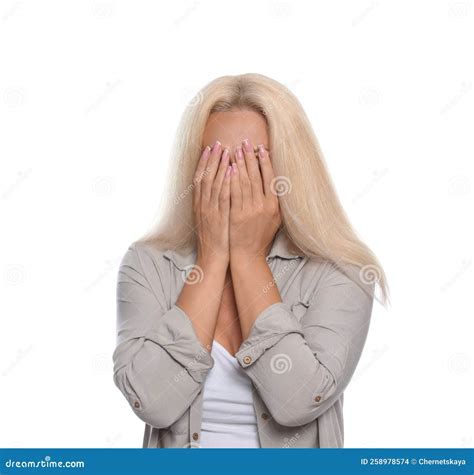 Mujer Avergonzada Cubriendo La Cara Con Las Manos Sobre Fondo Blanco ...