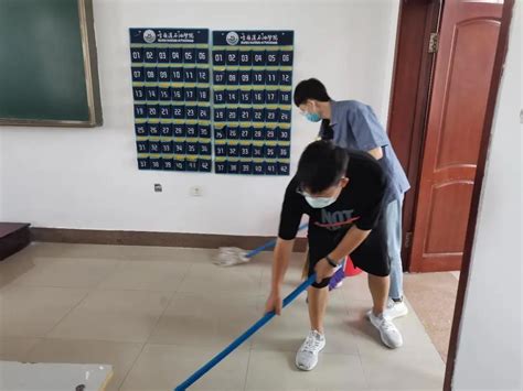 土木工程学院组织学生志愿者打扫教室卫生，为新学期开学做准备-土木工程学院