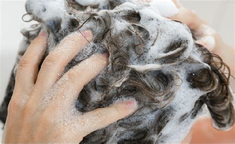 बालों को कब और कितनी बार धोना चाहिए जान लिया तो हमेशा घने और लहराते ...