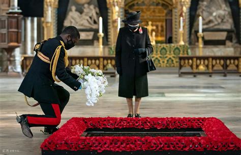 英国女王首次戴口罩亮相 为无名烈士墓碑献花
