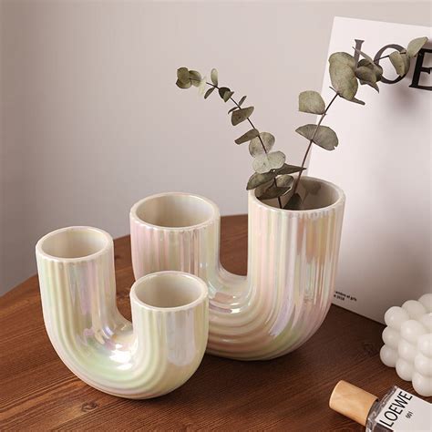 Porcelain U-shaped Vase – Silver Martini