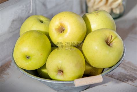 金属容器中美味的金苹果高清图片下载-正版图片307215277-摄图网
