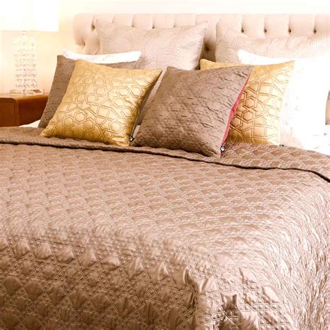 Jharokha Quilt With Cushion Covers Set – Home4u