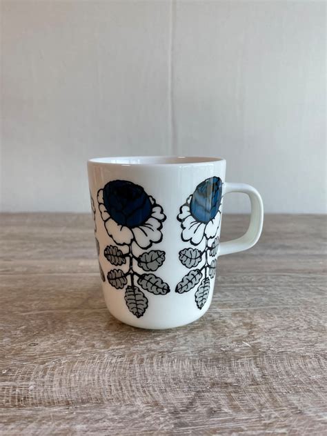 【フィンランド限定】MARIMEKKO マリメッコ/ Vihkiruusu ヴィヒキルース/ ダークブルー マグカップ | coffee ...