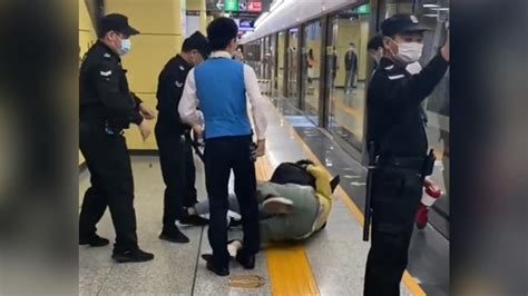 俩男子地铁站打架，工作人员拿着喇叭循环播放劝架：“打赢坐牢，打输住院”_凤凰网视频_凤凰网