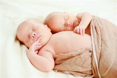 双胞胎宝宝图片-穿着不同衣服躺着看镜头的双胞胎宝宝素材-高清图片-摄影照片-寻图免费打包下载