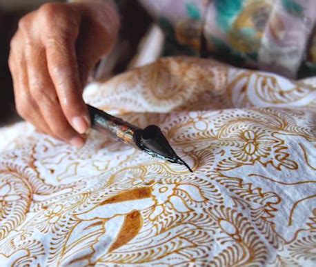 https://hamzahbatik.co.id/wp-content/uploads/2024/02/prosespembuatanbatiktulis.png?utm_source=chatgpt.com