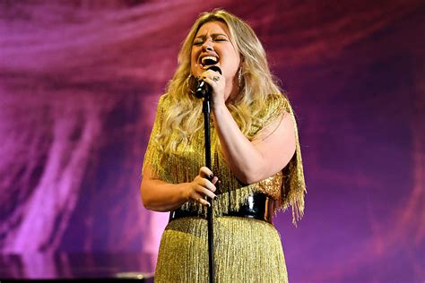 Kelly Clarkson Performs Live 的图像结果