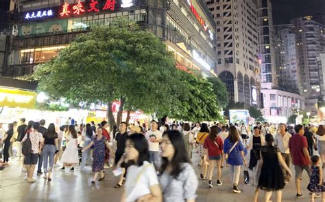 柳州人气最旺的夜市，好几年没看到这么热闹，餐饮经济开始复苏-vlog视频-搜狐视频