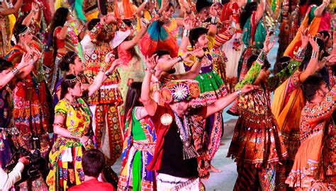 Pakhida... re udi ne jaje...Indoreans dance in colourful outfits ...