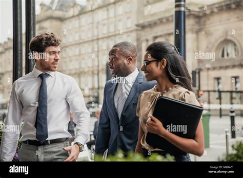Business People Walking High View 的图像结果