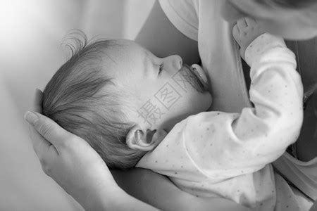 与母亲在一起的新生儿男孩高清图片下载-正版图片501814113-摄图网