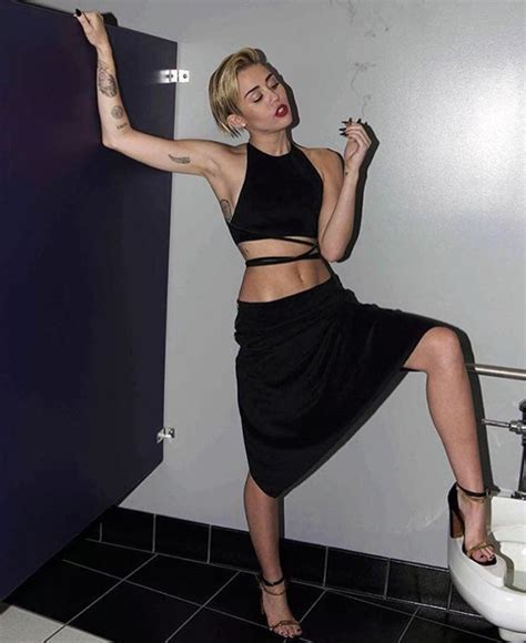 Miley Cyrus waitin for her personal dirty slave to use his mouth as her ...