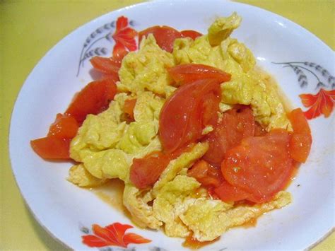 请问西红柿炒鸡蛋的做法，希望制作过程简单点的。-用英语翻译做西红柿炒蛋的过程，简单一点就好，急急急!