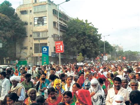 Narendra Modi hailed from the glass enclosed in the bulletproof car ...