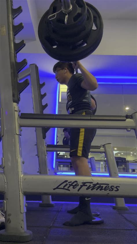 Knee bit sore day after squats : r/formcheck