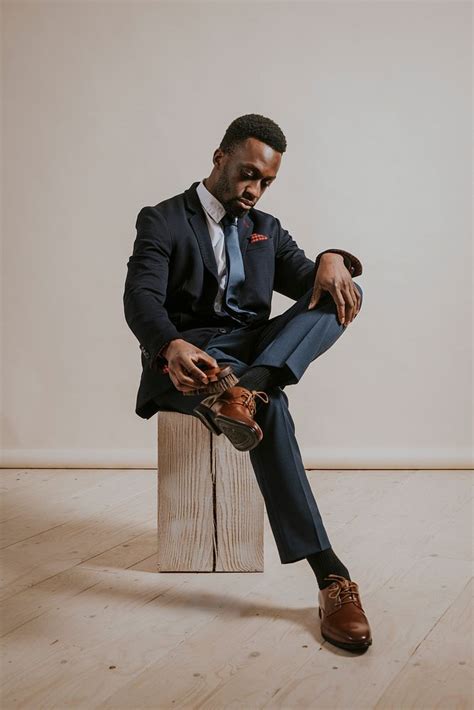 Black Man in Business Suit 的图像结果