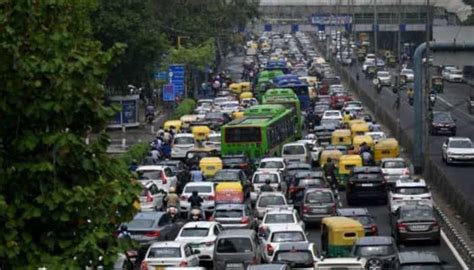 Traffic nightmare in Noida as workers block key roads, commuters stuck ...