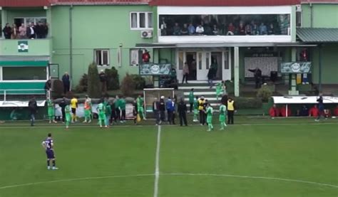 (VIDEO) HAOS NA TERENIMA SUPERLIGE! Fudbaleri Inđije napustili teren ...