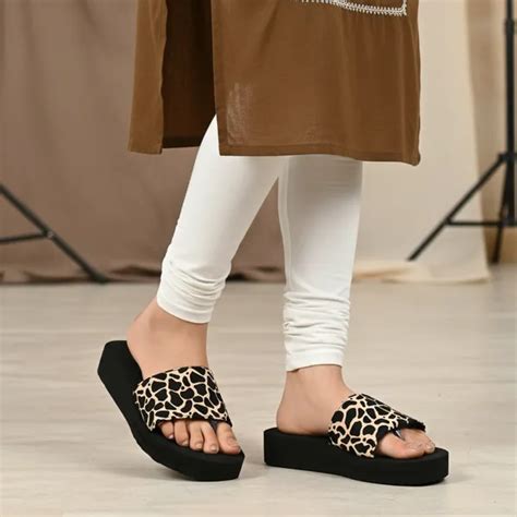 Dhamasa Doctor Ortho Tan & Black Textured Cheetah Design Rexine Flip ...