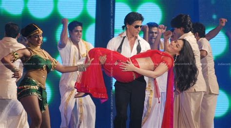 Buy Shah Rukh Khan performing with Kareena Kapoor at the Music launch ...