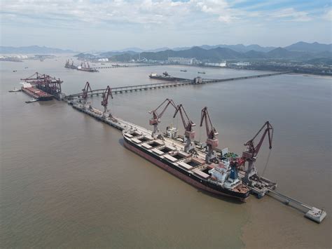 舟山首个高低压岸电设施在舟港公司老塘山中转五期码头顺利投运