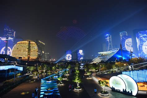 杭州上演城市灯光秀 250架无人机组“2022”图案迎亚运-新闻频道-长城网