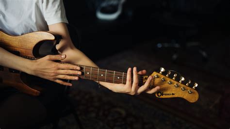 Download wallpaper 2560x1440 electric guitar, guitar, hand, strings ...