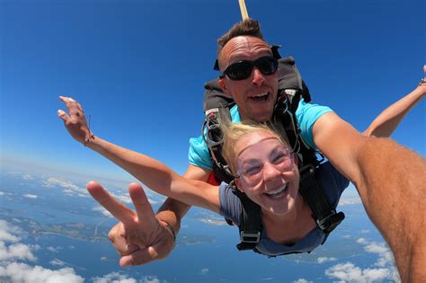 Parachuting 的图像结果