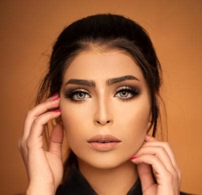 Top make-up trends with a hint of sparkle this summer - Times of India