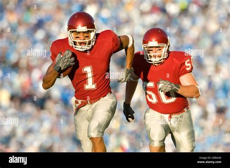Football Player Running 的图像结果