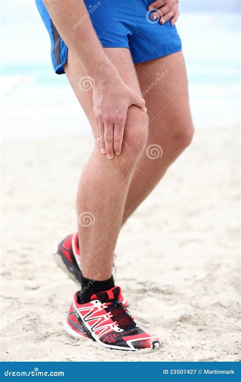 Knee pain - runner injury stock image. Image of hand - 23507427
