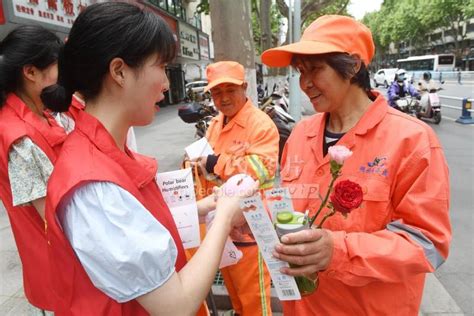 安徽阜阳：青年志愿者为“最美劳动者”祝福-人民图片网
