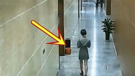 女子独自上厕所，不料被一“猥琐男”盯上，监控拍下无助过程！_腾讯视频