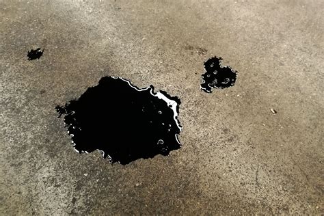 How to Clean Oil Stains From a Concrete Floor