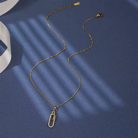 Chic Gold Paper Clip Necklace - Modern Elegance