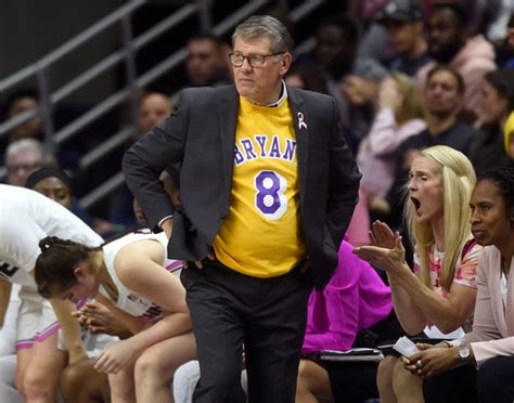 No. 3 Oregon Ducks women’s basketball slaughters No. 4 UConn, 74-56 ...