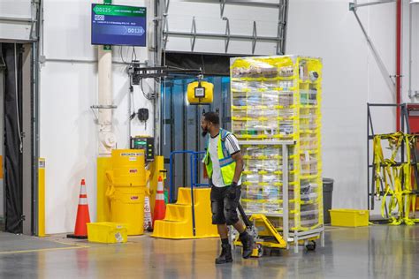 Inside Sioux Falls' new Amazon fulfillment center, high-tech robots support human workers ...