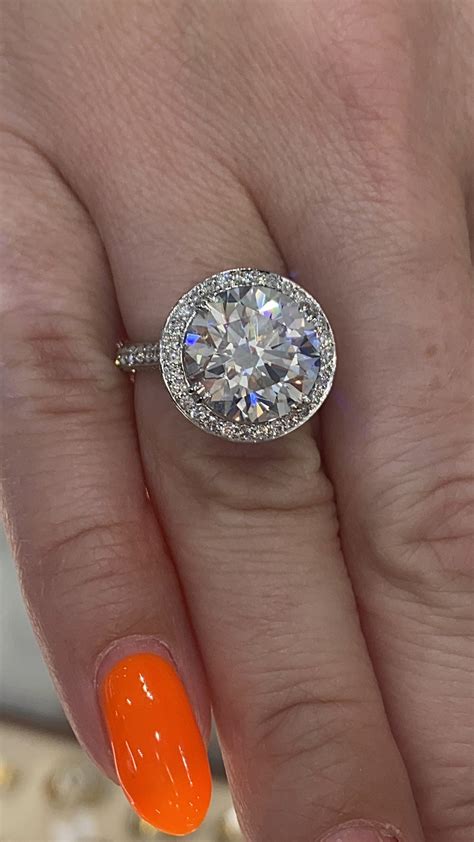 Round Halo Cut Engagement Rings