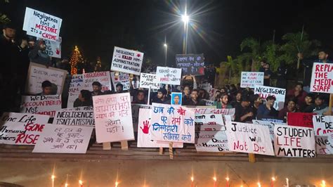 IIT भिलाई के स्टूडेंट की मौत पर छात्रों ने निकाला कैंडिल मार्च ...