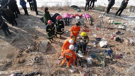 甘肃境内高速公路一辆救护车侧翻 已致5死(图)-搜狐新闻