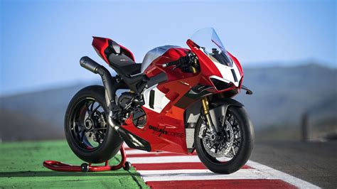 La Ducati Panigale V4 R è veloce quasi come la MotoGP di Pecco Bagnaia ...