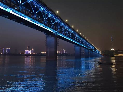 【携程攻略】武汉武汉长江大桥景点,夜晚的长江大桥很漂亮，离黄鹤楼，昙华林，户部巷，都非常的近，而且…